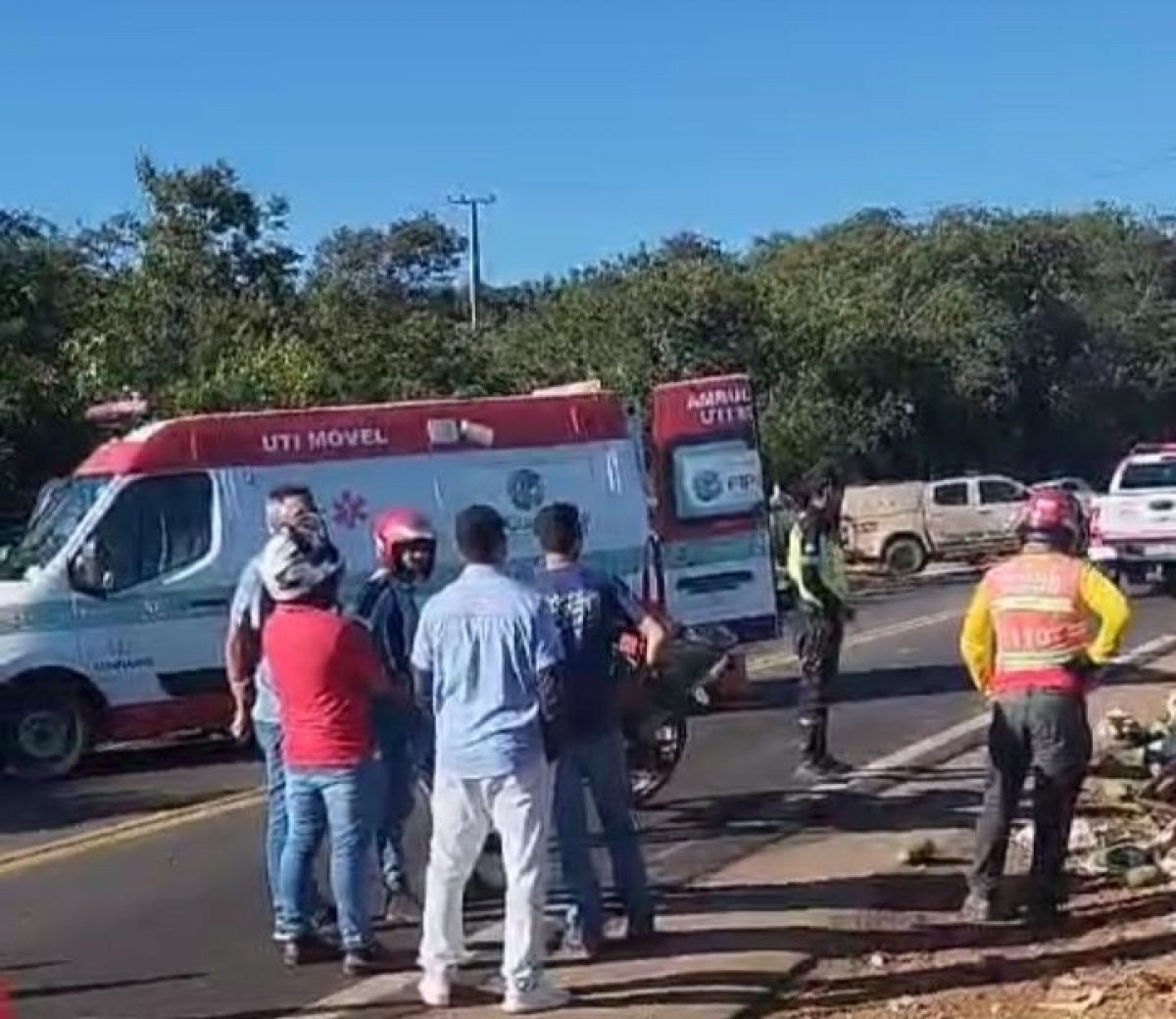Guanambi: Caminhão carregado com mamão tombou na BR-030 — imagem 2